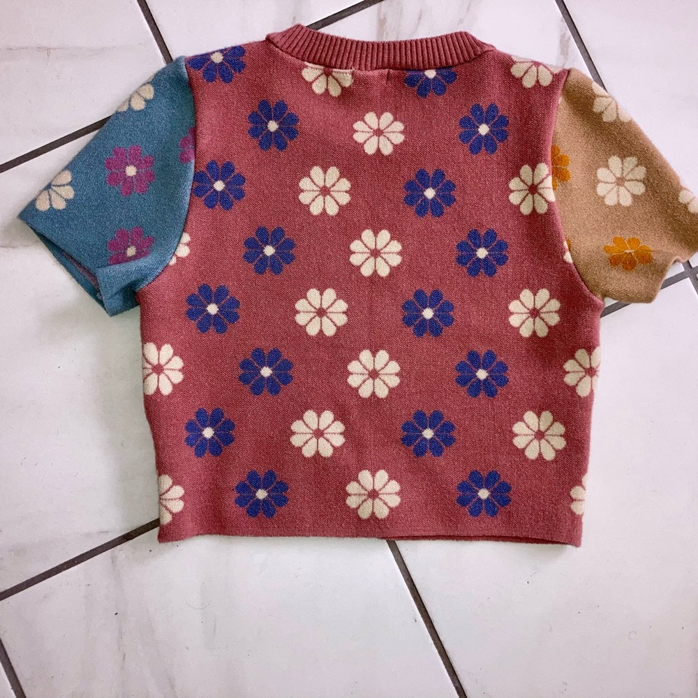 Debut super cute daisy crop knit top - Picture 2 of 4